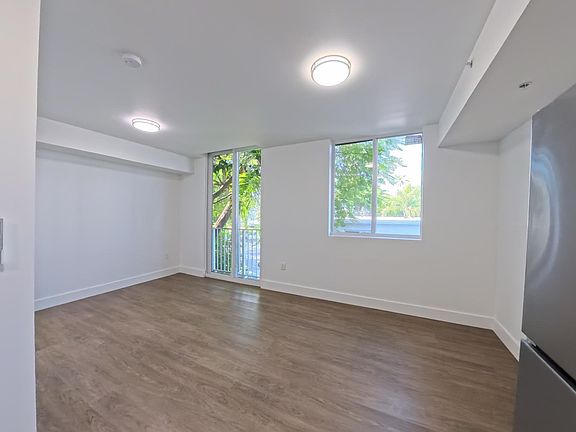 5th image of 1620 NW 18th St #302