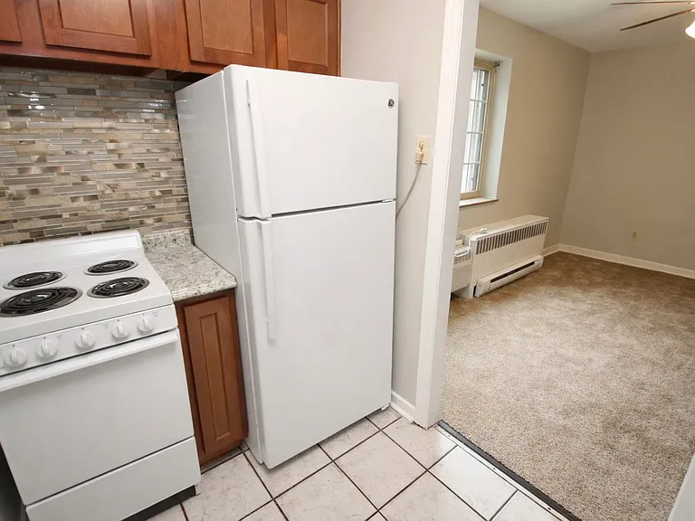 348 S Highland Ave — Photo 5