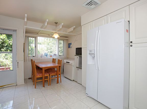 5th image of 899 Hewlett Dr