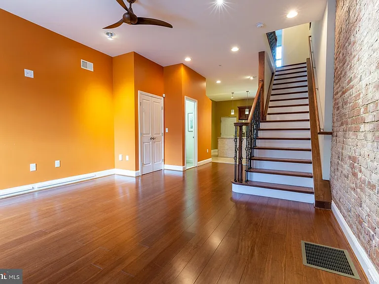 235 W Jefferson St — Photo 3