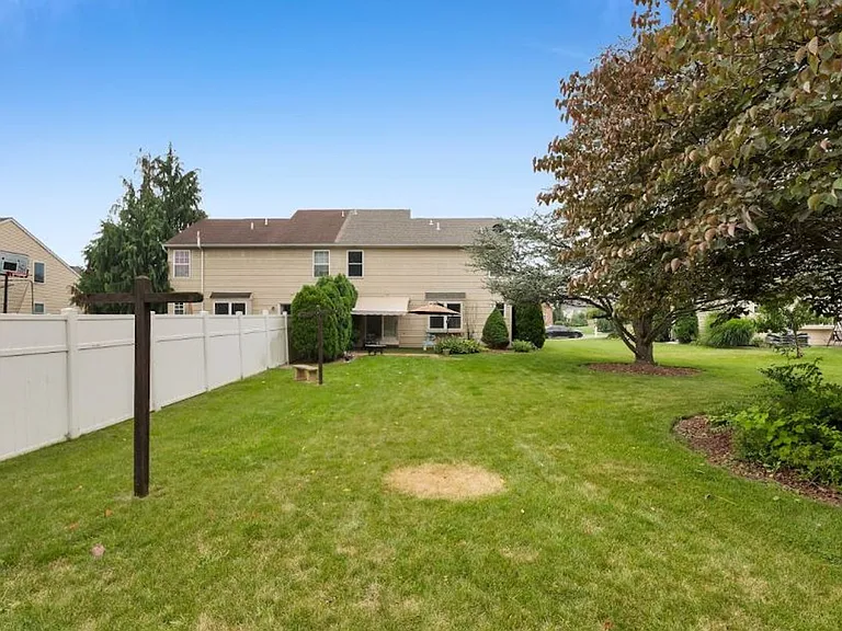 2235 Briarwood Dr — Photo 8