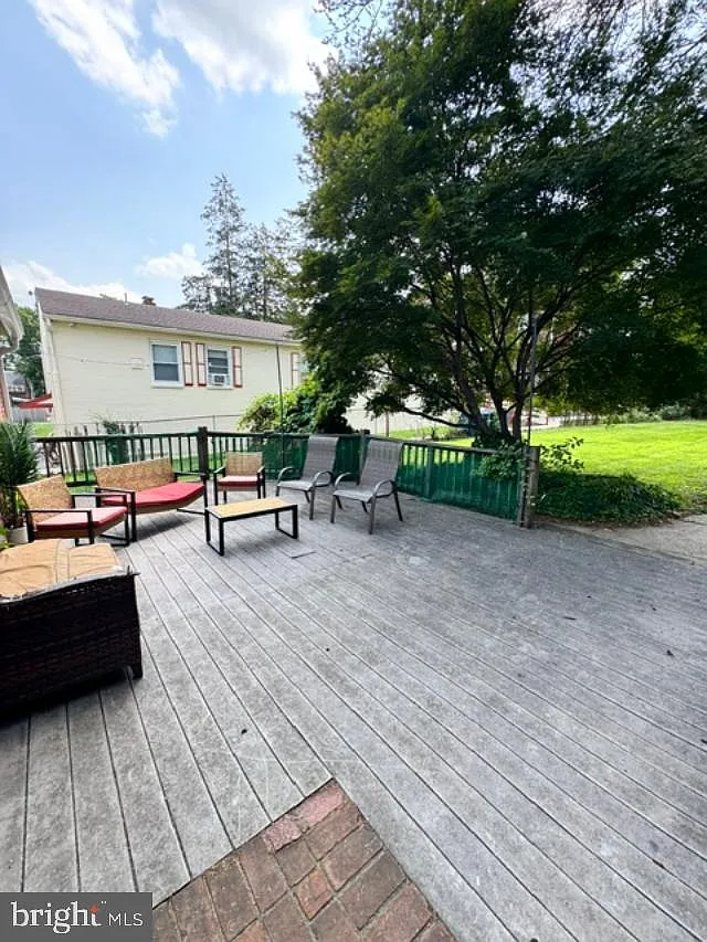 4 bed, 1.0 bath, 2200 sqft, $2,595 — Photo 3