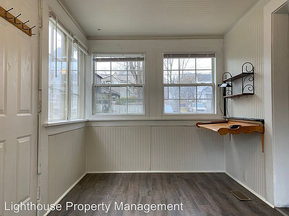 2nd image of 615 Prospect Ave NE APT 2