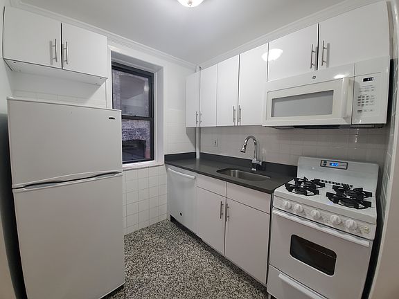 3rd image of 220 W 21st St APT 2B