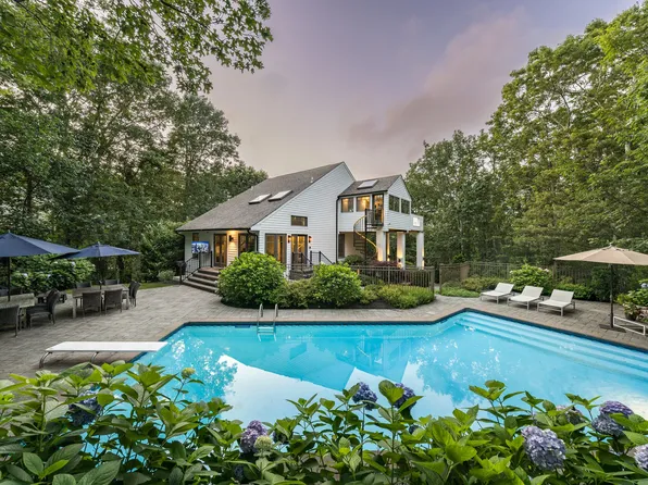 12 Breezy Dr, Sag Harbor, NY 11963