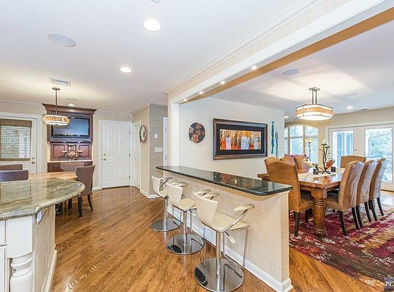 5th image of 13 Woodland Ave