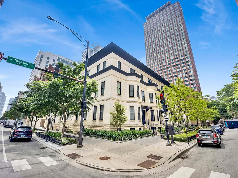 103 E Chestnut St #103 — Photo 41