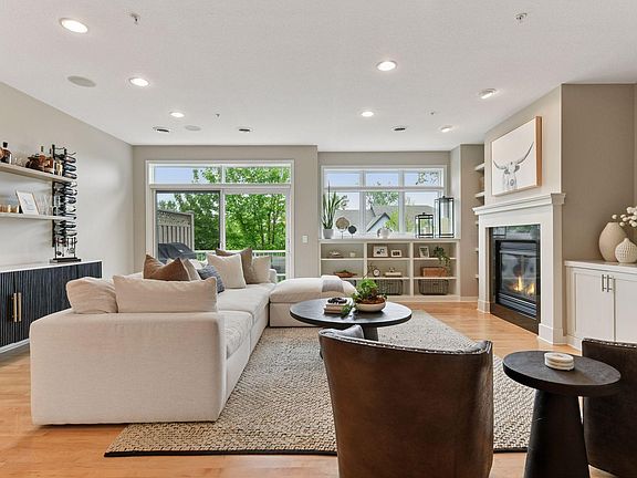 5th image of 421 Willoughby Way W