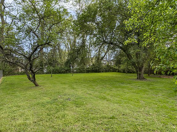 2nd image of 103 S Laurel Cir