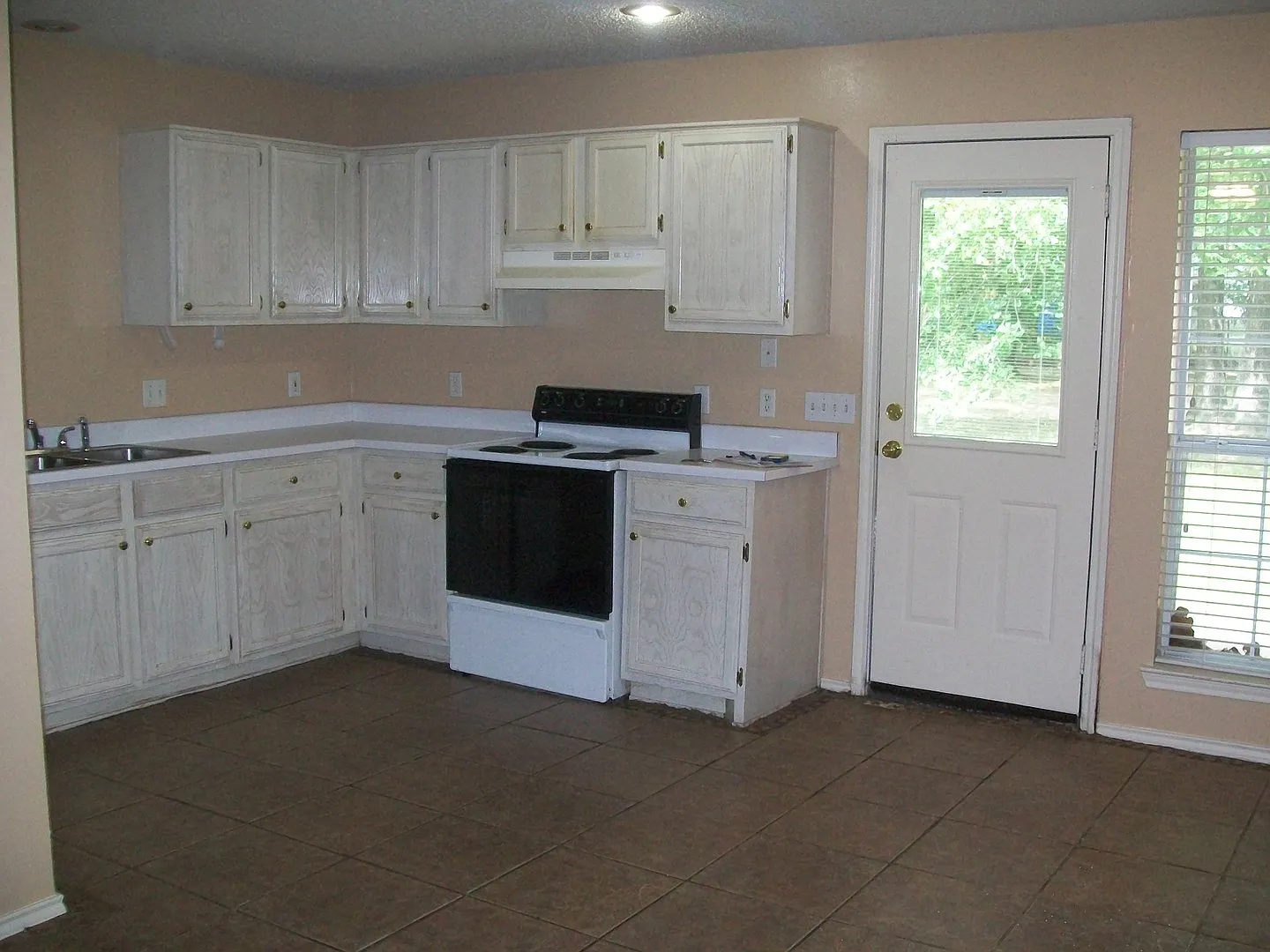 525 Kirkland Ln — Photo 4