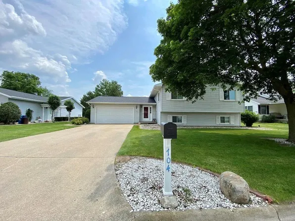 704 S Lawrence Way, Pontiac, IL 61764