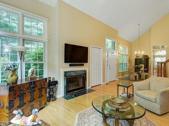 4th image of 8 Meeker Ct