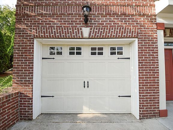 3rd image of 140 Emmyllie Ct NE