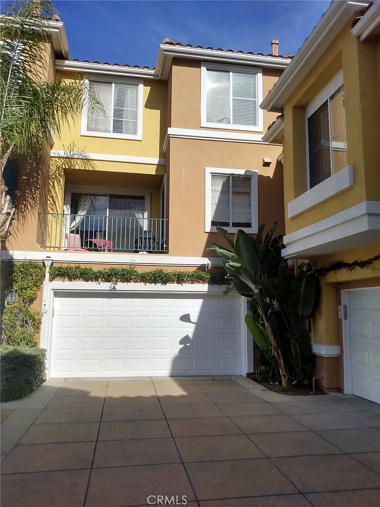 3 bed, 2.5 bath, 1345 sqft, $4,000 — Photo 1