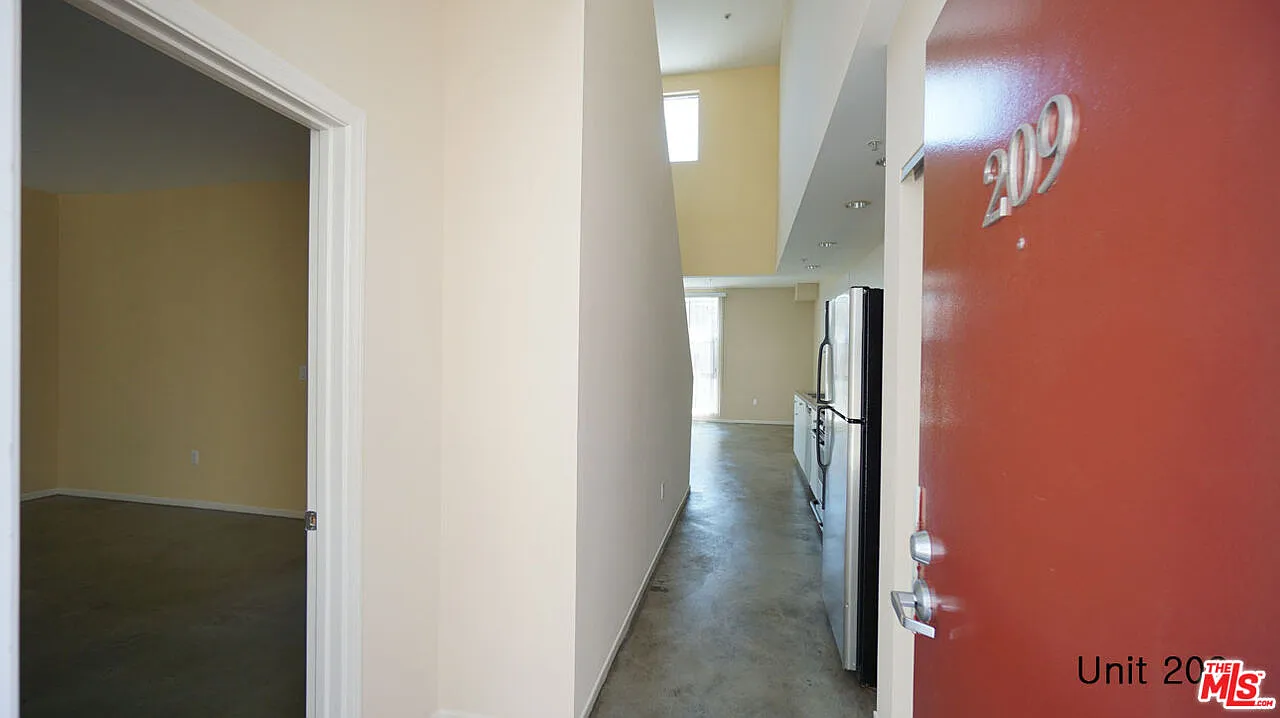 3 bed, 2.0 bath, 1292 sqft, $2,900 — Photo 3