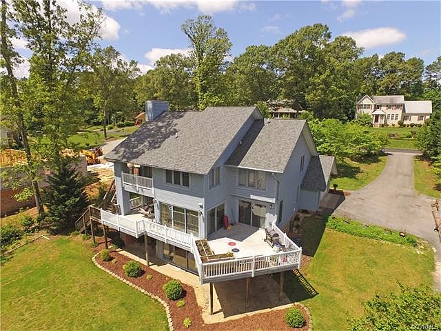 4/5 Bedroom home on lake