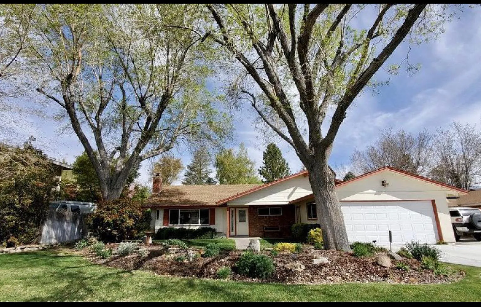 2733 Underwood Ln — Photo 1