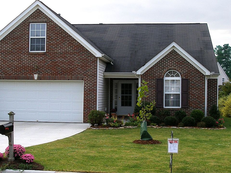 Lovely 3 bdr/ ranch with upstairs bonus room.