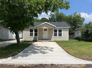 305 S Valley St, Cuero, TX 77954