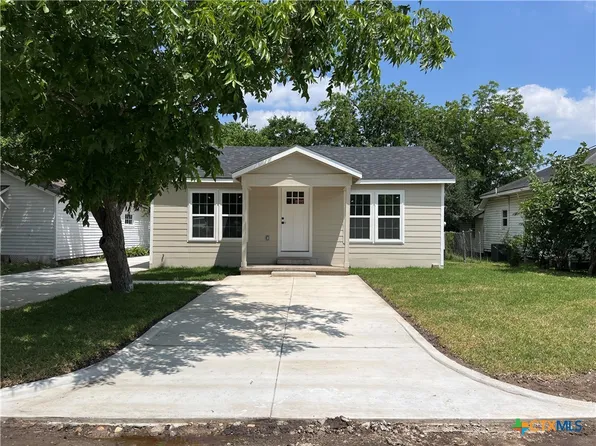 305 S Valley St, Cuero, TX 77954