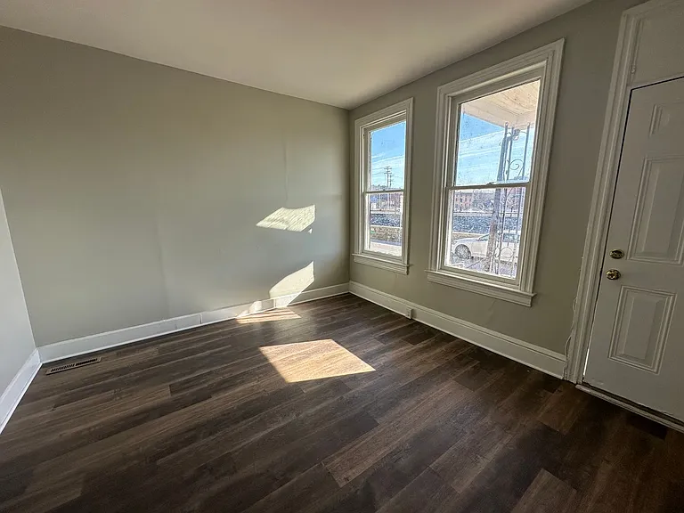 137 Stevens Ave — Photo 4