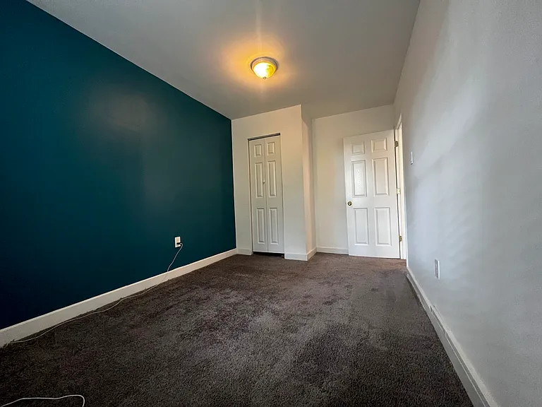 248 E Queen Ln — Photo 5
