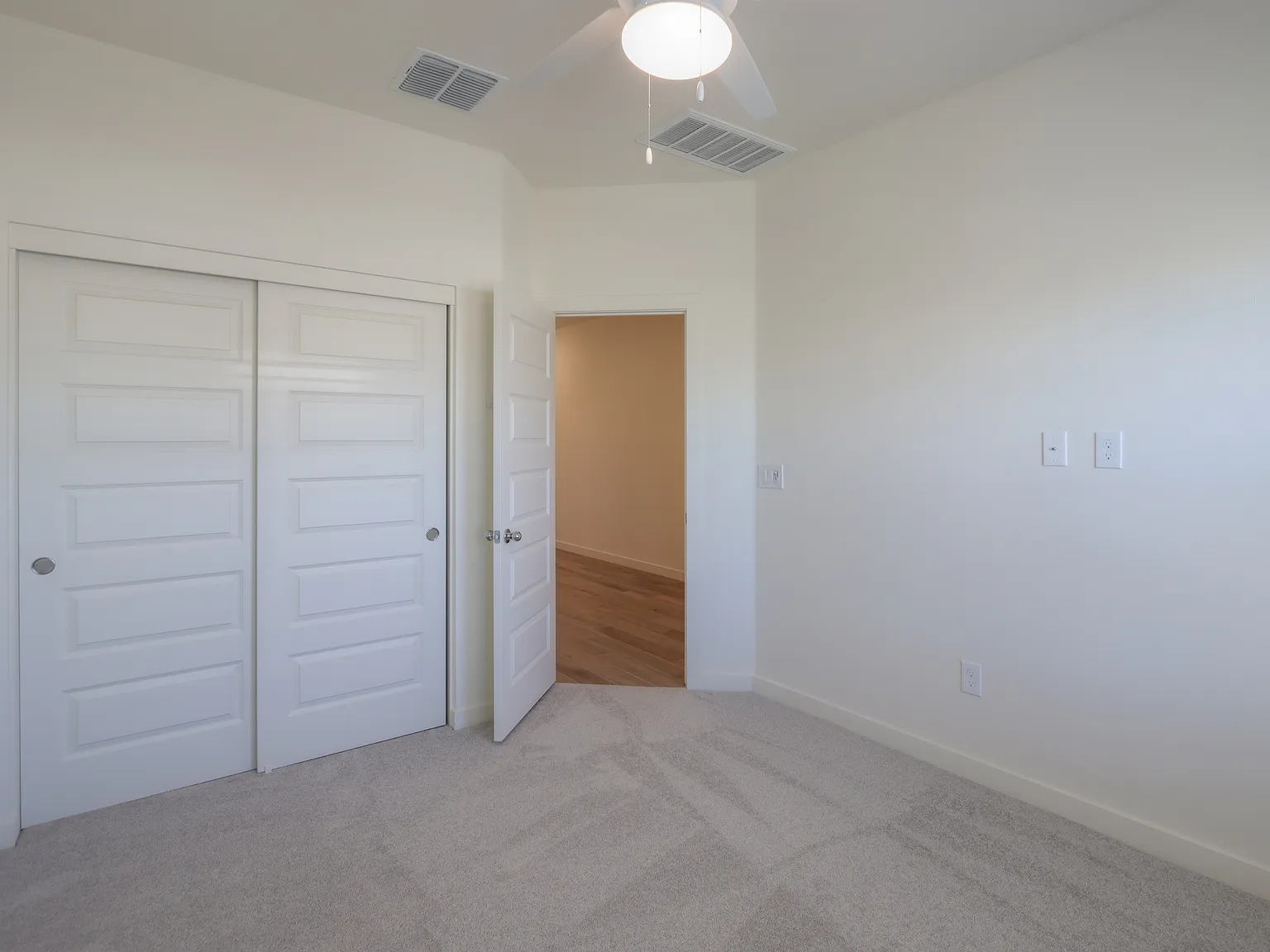 5 bed, 2033 sqft, $2,200 — Photo 4