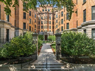 550 W Surf St APT 104, Chicago, IL, 60657