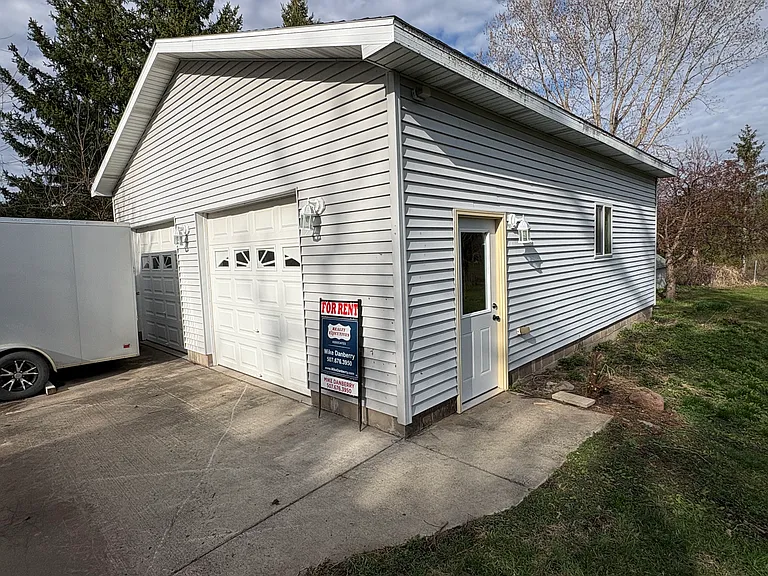 716 State St N — Photo 15