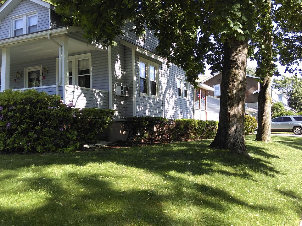2nd image of 61 Niagara St
