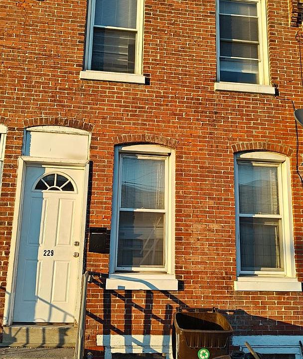 1st image of 229 W Spruce St
