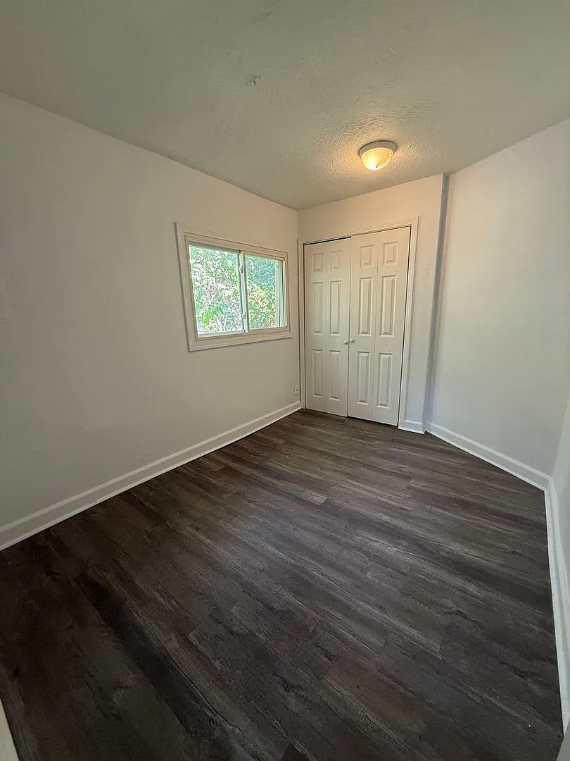 Available Now 4 bedroom 2 full bathroom home! — Photo 4