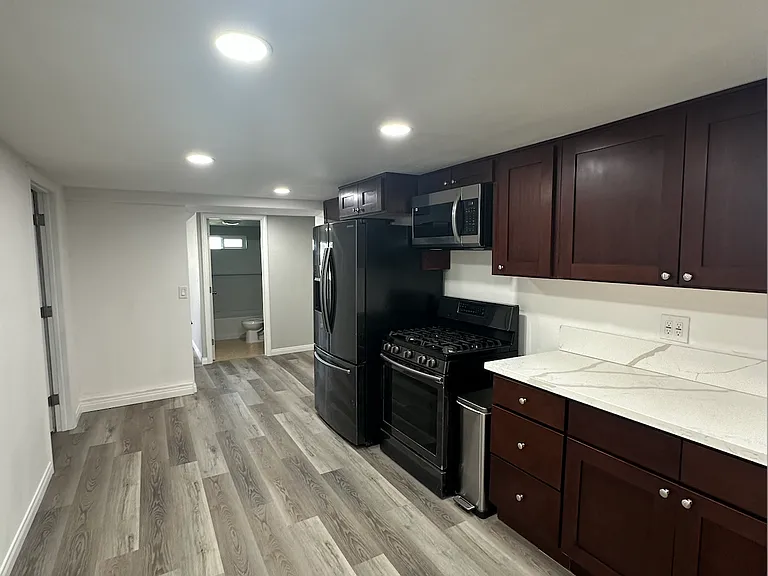 2339 Van Ness Ave #B — Photo 13
