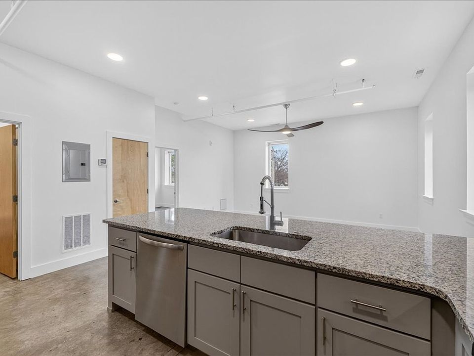1st image of 6942 Lansdowne Ave #15