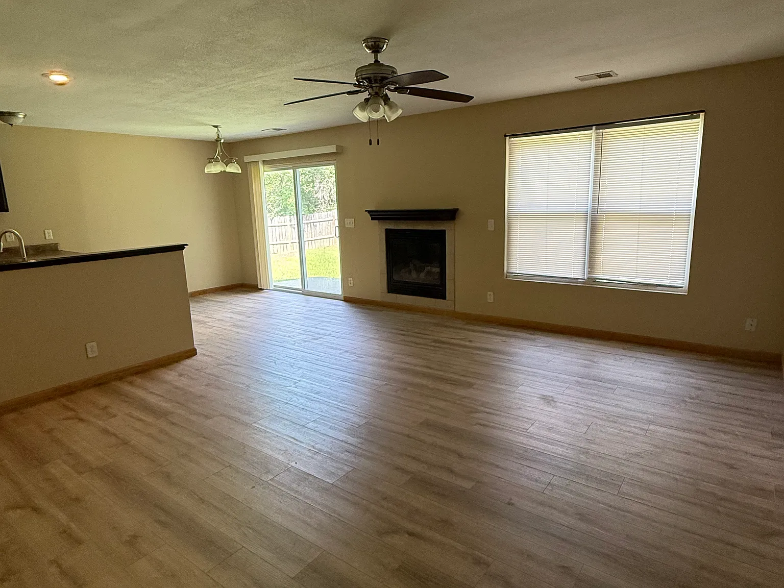 3 bed, 2.5 bath, 1689 sqft, $1,500 — Photo 2