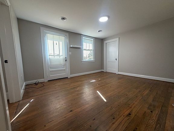 3rd image of 718 Confederate Ave