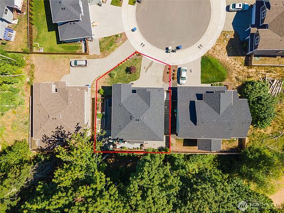3rd image of 7632 Deschutes Heights Court SE