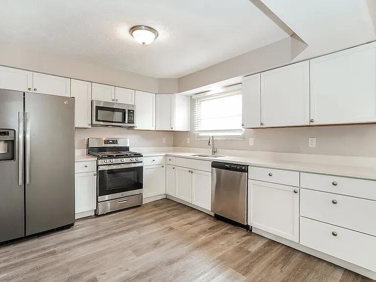 1127 Crestview St — Photo 9