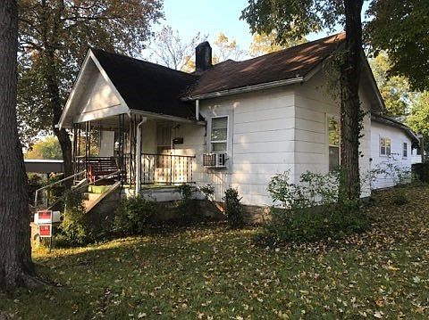 3rd image of 305 N Grand Ave