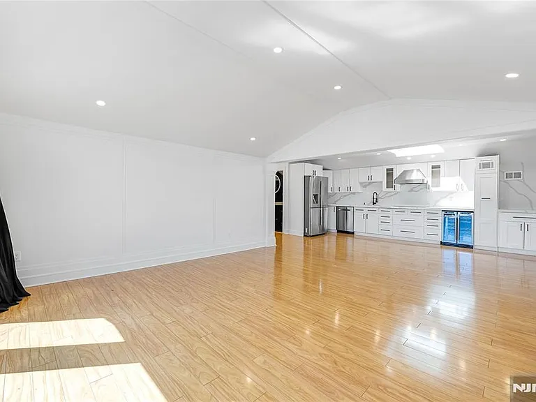 1080 River Rd — Photo 16