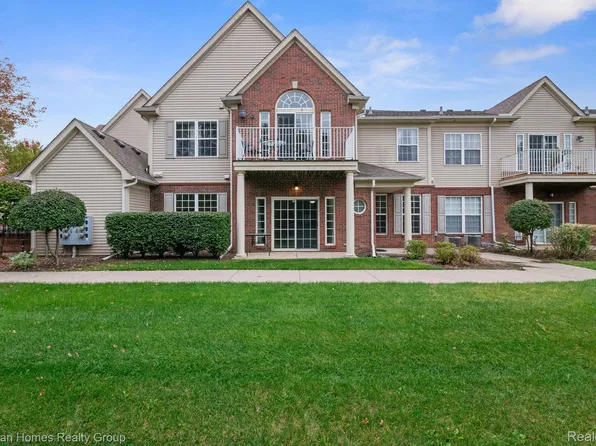 8592 Heywood Cir, Sterling Heights, MI 48312