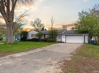 5544 Aylesbury Dr, Waterford, MI 48327
