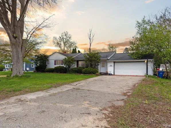 5544 Aylesbury Dr, Waterford, MI 48327