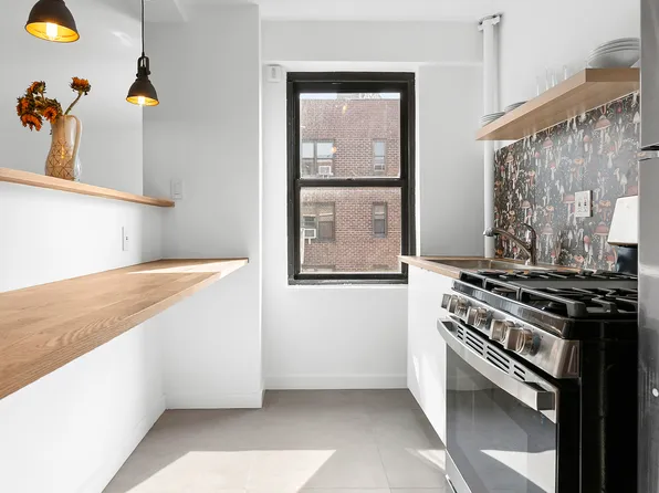 266 East Broadway B1902 image 2 of 6