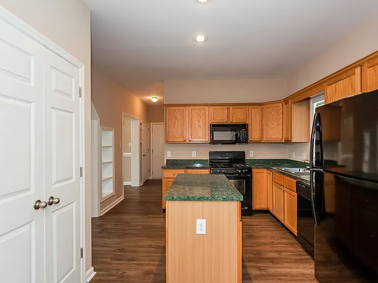 906 Houston Heights Rd — Photo 7