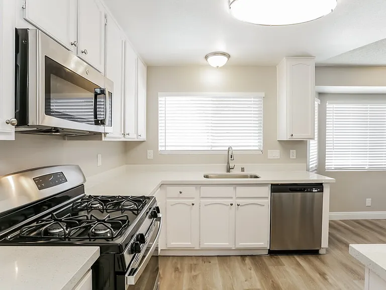3145 Laurel Ave — Photo 4