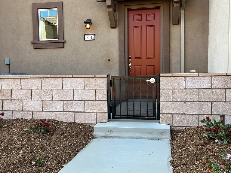 28019 Oakdale Dr — Photo 2