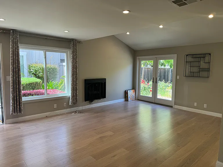 1127 Forrestal Ln — Photo 1