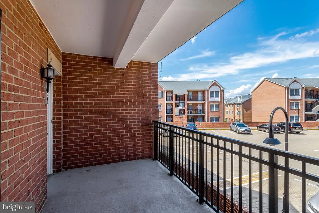 2 bed, 2.0 bath, 986 sqft, $3,200 — Photo 3