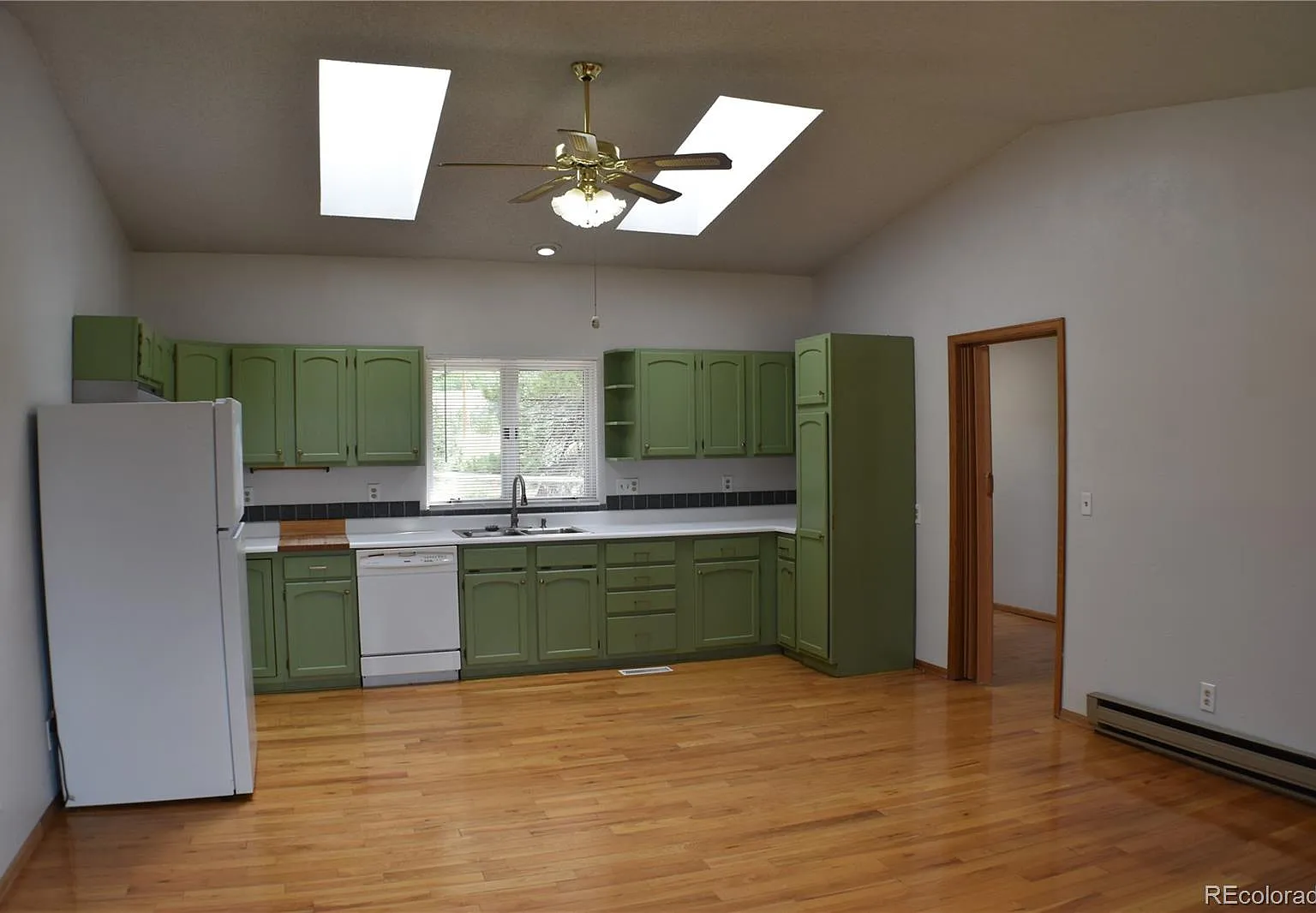 2 bed, 1974 sqft, $2,200 — Photo 4
